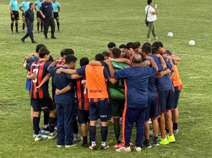 Regatas avanzó por penales y sigue en carrera en el Regional