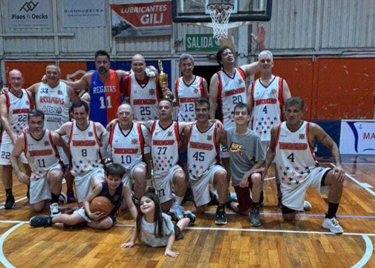 Regatas cerró el Maxi Básquet con títulos en +35 y +46