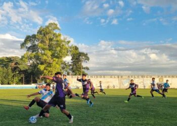 Paraná lo resolvió en el final y goleó a El Fortín en su debut