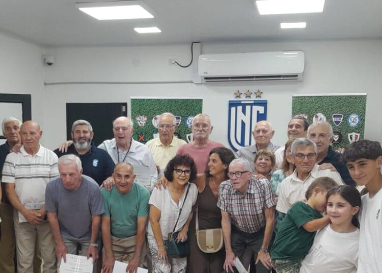 Homenaje a la Selección de San Nicolás de 1968 en su casa