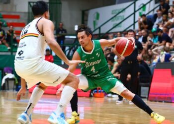 El nicoleño Fernandez no vio accion ante un Atenas que lo ganó con contundencia