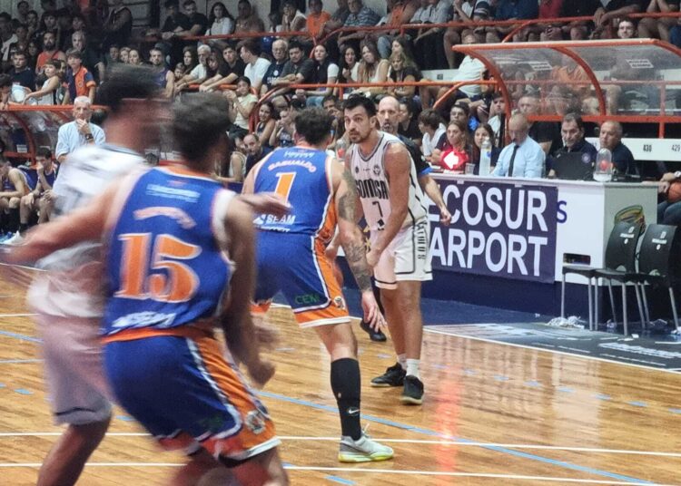 Regatas ganó el duelo de invictos