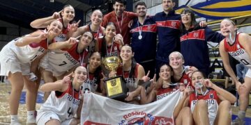 Clara Espíndola, campeona con la Rosarina y orgullo de Regatas