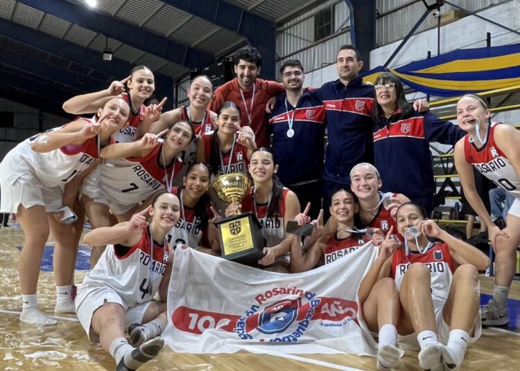 Clara Espíndola, campeona con la Rosarina y orgullo de Regatas