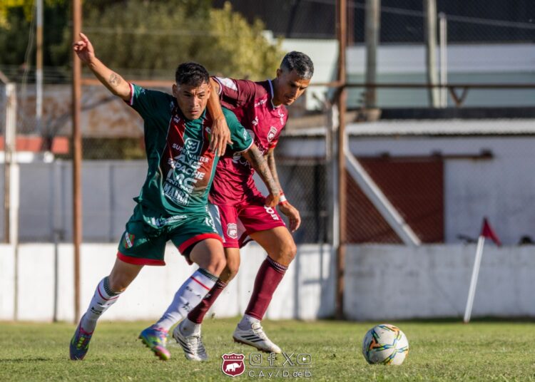 Douglas manda y Defensores se afirma como escolta en una fecha que dejó de todo