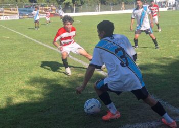 Paraná goleó y sigue subiendo