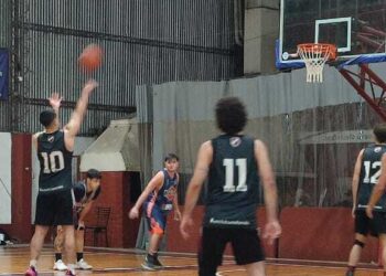 Defensores se lo llevó en el final y Sacachispas dominó sin dejar dudas