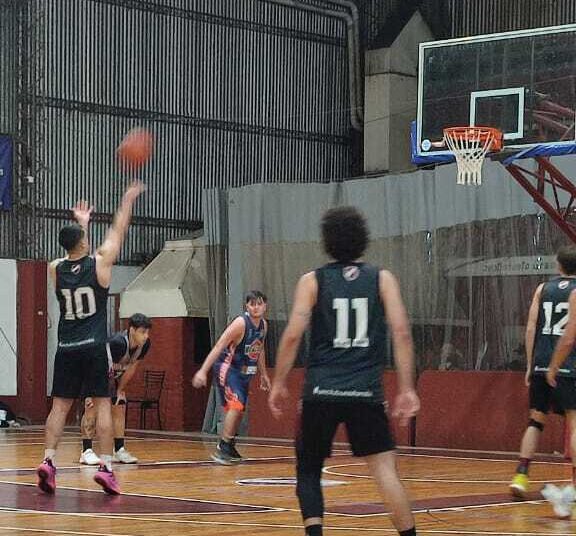 Defensores se lo llevó en el final y Sacachispas dominó sin dejar dudas