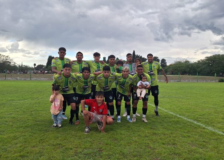 Los Andes ganó un partidazo bajo la lluvia y no le pierde pisada a La Emilia