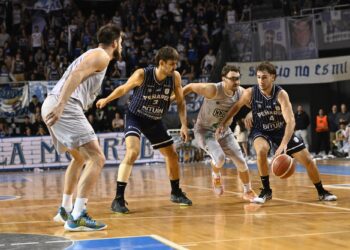 Los 17 de Defelippo puntos no le alcanzaron a Ferro para cerrar la serie ante Peñarol
