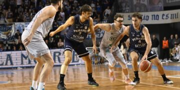Los 17 de Defelippo puntos no le alcanzaron a Ferro para cerrar la serie ante Peñarol