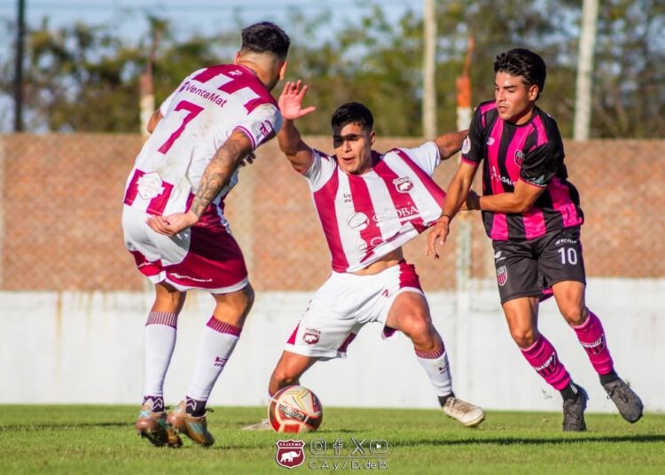 Federal A, Defensores cayó en un final polémico y Douglas sigue firme arriba