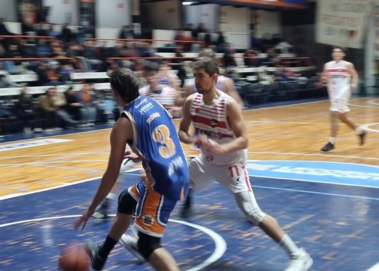 Aplastante victoria de Regatas ante el Pincha