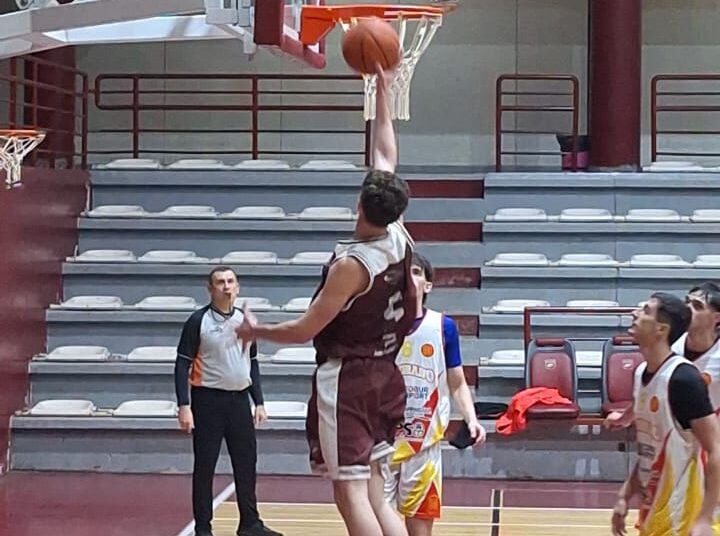 Defensores y Sacachispas cerraron la octava fecha con contundentes victorias