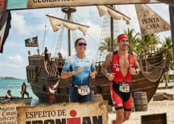La nicoleña Cecilia Rubianes y el conesero Leonardo Merce en el IRONMAN 70.3 de Cap Cana 2026