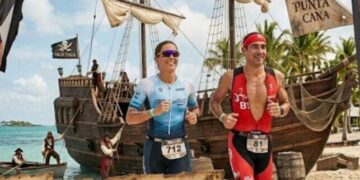 La nicoleña Cecilia Rubianes y el conesero Leonardo Merce en el IRONMAN 70.3 de Cap Cana 2026