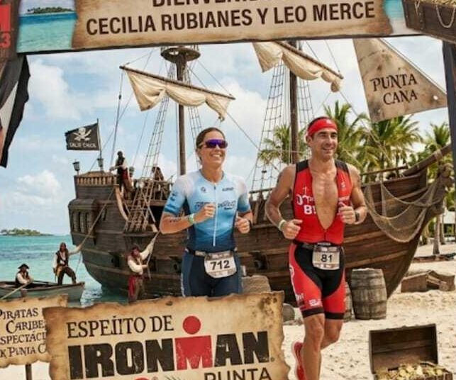 La nicoleña Cecilia Rubianes y el conesero Leonardo Merce en el IRONMAN 70.3 de Cap Cana 2026