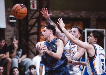 Regatas golpeó primero y quedó a un paso de la clasificación