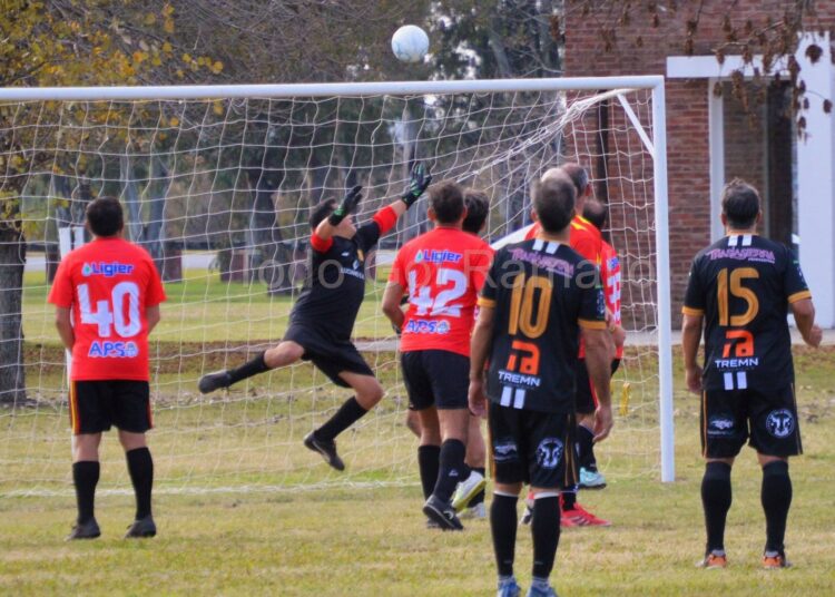 Fútbol Senior: Regatas y La Emilia mandan en +40, Belgrano es líder en +50