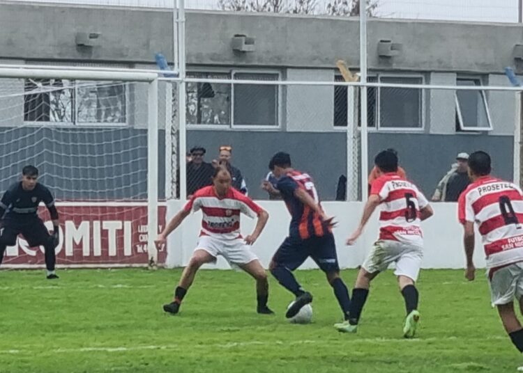 Regatas goleó y recuperó la punta del Torneo Apertura