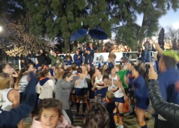 Regatas B hizo historia: goleó a Carcarañá y ascendió a la categoría C de la AHL