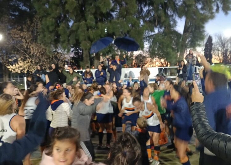Regatas B hizo historia: goleó a Carcarañá y ascendió a la categoría C de la AHL