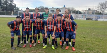 Regatas goleó, terminó primero y ya piensa en Paraná