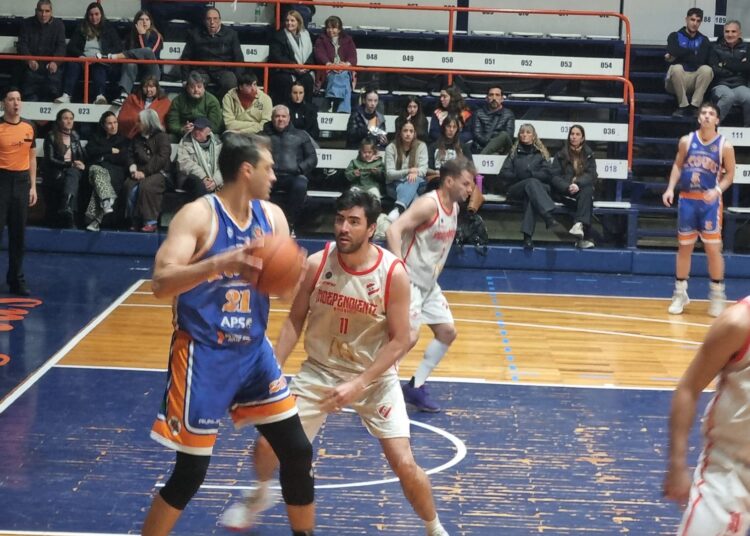 Regatas venció a Independiente de Neuquén y quedó a un triunfo de la próxima fase