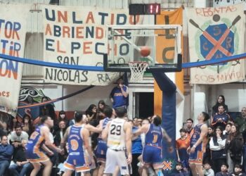 Regatas tuvo una noche para el olvido y la serie quedó igualada