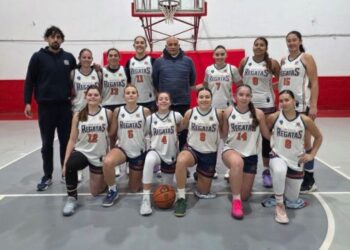 Regatas sigue picante en la A Femenina y se mantiene en la pelea de arriba