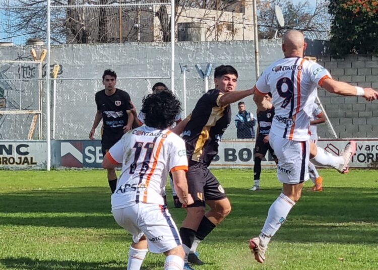 Regatas lo ganó en el final y Raffo se vistió de héroe