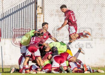 Defensores dio el golpe ante el líder y se ilusiona