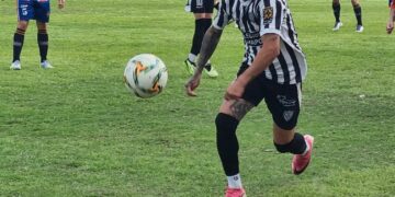 La Emilia venció a Regatas y se mantiene como único líder del Clausura