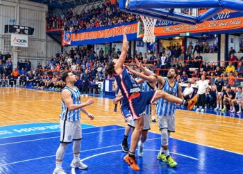 Regatas remontó una desventaja de 15 puntos, sobrevivió al sufrimiento y festejó en el suplementario