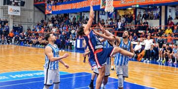 Regatas remontó una desventaja de 15 puntos, sobrevivió al sufrimiento y festejó en el suplementario