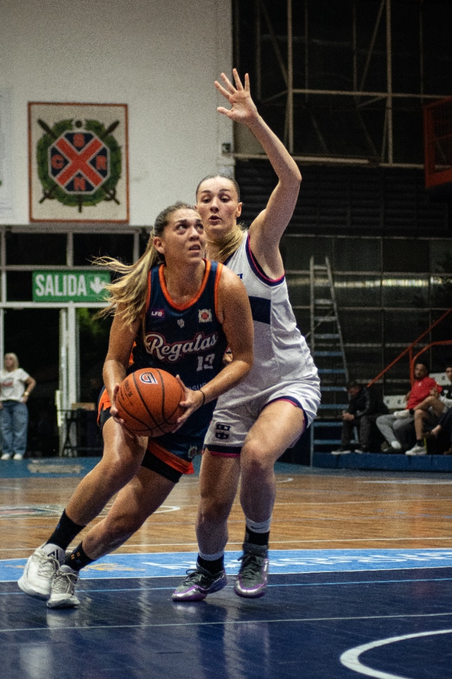 Regatas consiguió su primer triunfo en la Liga Femenina: festejó ante Náutico en La Ribera